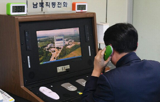 개성공단 가동 중단 이후 완전히 끊겼던 남북 연락채널이 1년11개월만에 복구된 3일 오후 경기 파주시 판문점 공동경비구역(JSA) 내 연락사무소 '남북직통전화'를 통해 우리측 연락관이 북측과 통화를 위해 점검하고 있다.  통일부 제공=연합뉴스